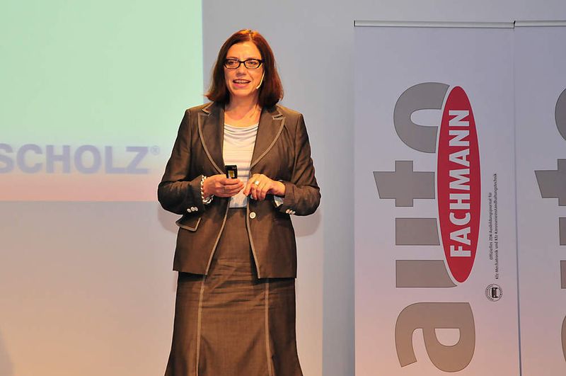 Eines der wichtigsten Kundenbindungsinstrumente für Kfz-Betriebe ist die Reifeneinlagerung. Prof. Anita Friedel-Beitz von Scholz Regalsysteme zeigte den Teilnehmern, worauf die Betriebe dabei achten müssen. (Archiv: Vogel Business Media)