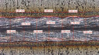 Mit dem Twin-Weld-Verfahren wird eine bessere Vermischung im Schmelzbad erreicht, sodass Spalte schneller überbrückt werden können. Dadurch gewinnt die Schweißnaht an Festigkeit. (Bild: LMB Automation)