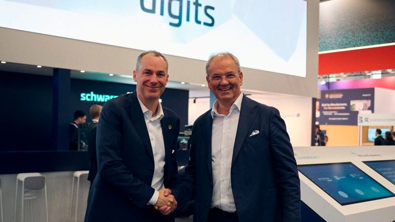 Cedrik Neike (l., Siemens) und Bernie Wagner (Schwarz Digits) bei der Vertragsunterzeichnung auf der Hannover Messe 2026. STACKIT erhält durch die Kooperation eine private 5G-Konnektivitätsschicht für Behörden und KRITIS-Betreiber.(Bild:  Schwarz Digits)