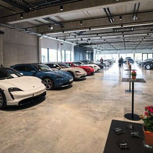 Bis zu 17 Neuwagen und 30 Gebrauchtwagen in einem eigenen Loft bietet das Porsche-Zentrum Regensburg Platz. (Bild:  Jepsen-Autogruppe)