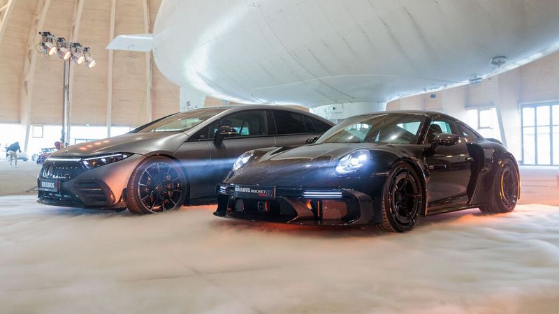 Elektro trifft Verbrenner: Brabus präsentiert einen EQS 53 auf Basis des AMG EQS 53 mit satten 761 PS. Das toppen aber noch die 900 PS des auf 25 Exemplare limitieren 900 Rocket R, für den ein Porsche 911 Turbo S die Grundlage bildet. (Bild: Messe Essen)