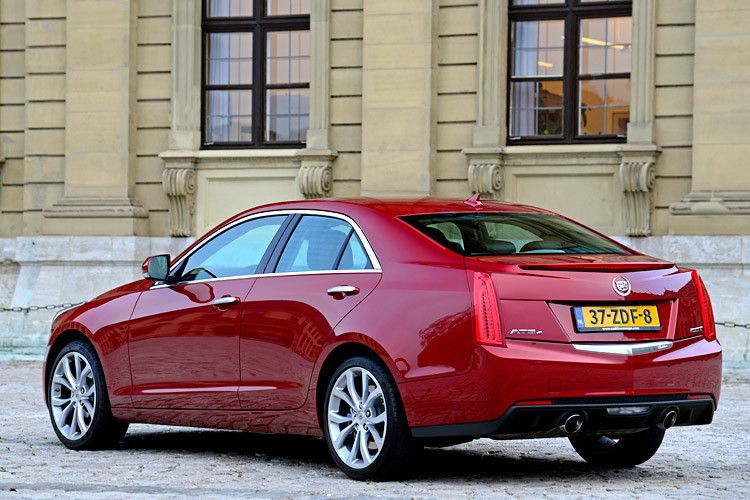 Der Cadillac ATS steht in der Einstiegsvariante mit der Bezeichnung „Luxury“ ab 37.995 Euro in der Preisliste; für 2.800 Euro Aufpreis gibt es die Variante „Performance“, die unter anderem Xenon-Scheinwerfer und ein umfangreiches Assistenzpaket enthält, weitere 3.200 Euro führen auf das Ausstattungsniveau „Premium“, das 18-Zöller, ein Navigationssystem und die elektronische Dämpferregelung enthält. (Foto: Cadillac)