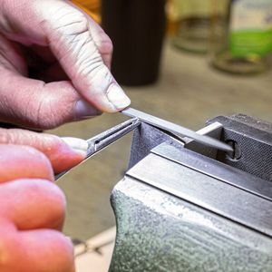 Auf hochmodernen CNC-Zentren gefertigte Bauteile werden von Hand entgratet, angepasst, poliert und montiert.(Bild:  Blum-Novotest/Stoffel)