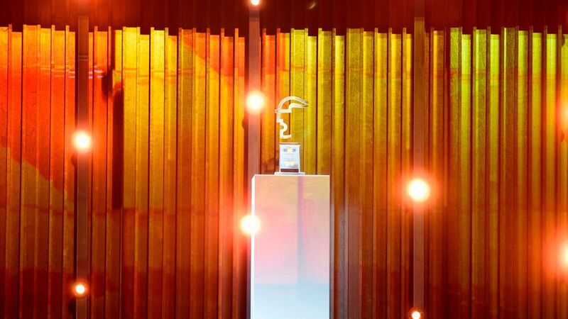 Der Hermes Award wird traditionell auf der Eröffnungsfeier der Hannover Messe verliehen. 2019 hat das Unternehmen Nano Wired den Preis mit seinem mechanischem Klettverschluss gewonnen. Überreicht wurde der Preis von Bundesforschungsministerin Anja Karliczek.