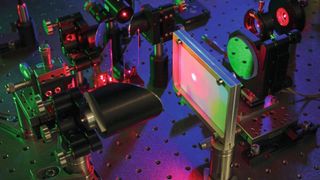 Experimenteller Aufbau: Zur quantenoptischen Schichtdickenmessung werden die Eigenschaften der Photonen im Terahertz-Spektralbereich auf sichtbare Photonen übertragen. (Fraunhofer ITWM)