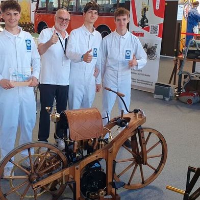 Die Kfz-Innung Region Stuttgart hat auf der Klassikwelt Bodensee den aktuellen Stand der landesweiten Zusatzqualifikation „Young- und Oldtimertechnik“ vorgestellt.  (Bild: Kfz-Innung Stuttgart)