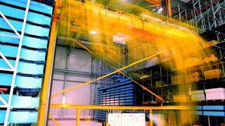 Bei hoher Ein- und Auslagerfrequenz hat sich für längliche und große sperrige Güter die Wabenregallager-Technik durchgesetzt. Bild: Knehr (Archiv: Vogel Business Media)