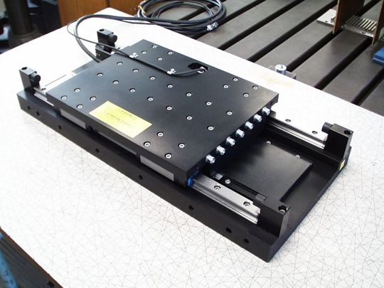 Bei der Produktlinie cyber linear motor L3S/L3SK handelt es sich um Dreiphasen-Synchronlinearmotoren mit einem Blechpaket aus gestapelten Lamellen und integrierter Wicklung als Primärteil sowie mit Permanentmagneten bestückten Sekundärteilen. (Bild:  Wittenstein SE)