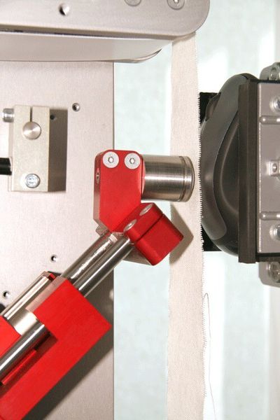 Die Prüfeinheit: Kolben und Silikon-Kuppe simulieren den Finger, das normierte Baumwollgewebe die menschliche Haut. (Bild: Tribotron)