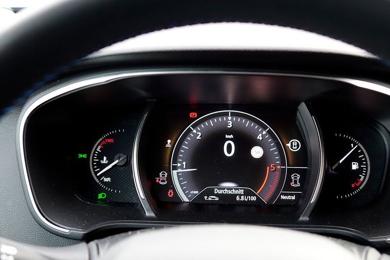 Auch der TFT-Bildschirm des Tachos ändert seine Farbgebung und die angezeigten Werte je nach gewähltem Modus: Bei „neutral“ ist der Tacho weiß... (Sven Prawitz/Automobil Industrie)