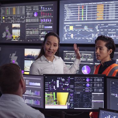 Der KI-Assistent identifiziert die relevanten Daten und liefert eine zusammengefasste Antwort. Bei Bedarf generiert er direkt eine Visualisierung als Dashboard oder Trendansicht, die sich speichern und teilen lässt.  (Bild: Aveva)