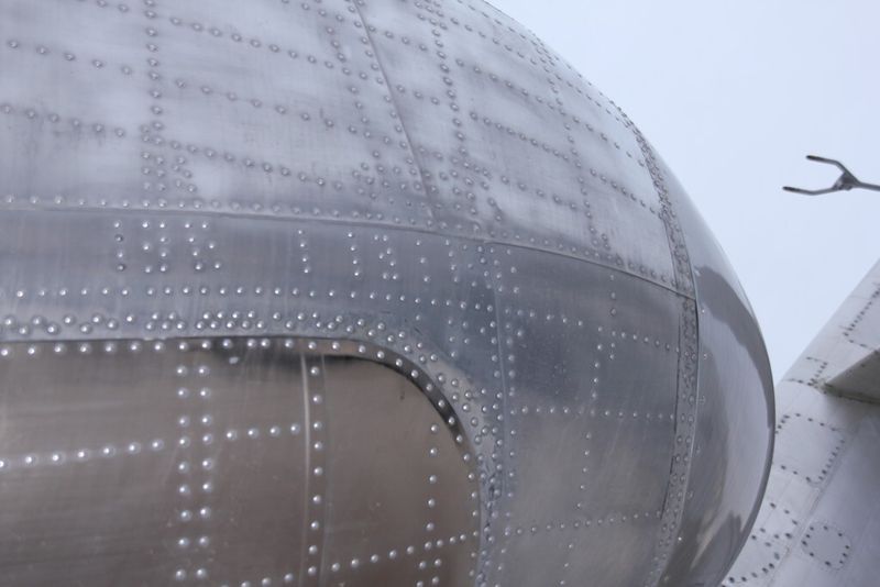 So sieht noch der übliche Aluminium-Leichtbau im Flugzeugwesen aus...ziemlich viel Montageaufwand, damit Fliegen sicher und sparsam wird. (Bild: Königsreuther)