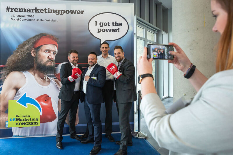 Vor der Selfie-Wand zeigten zahlreiche Teilnehmer, dass sie beim Deutschen Remarketing Kongress genug Power für das Remarketinggeschäft getankt haben. (Stefan Bausewein)