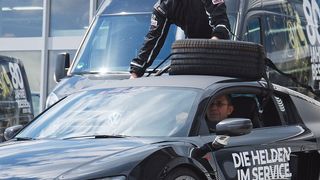 Autoschmitt setzt auf seine Werkstattmitarbeiter und diese deshalb ganz besonders in Szene. (Foto: Wenz)