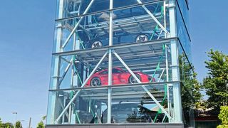 Die Besonderheit dieses neuartigen Parkhauses besteht darin, dass die einzelnen Parkplätze in einer Art der Paternostertechnik angeordnet sind, die man von Aufzügen kennt.  (Bild: Tsubaki Kabelschlepp)