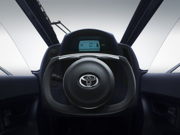Der Toyota i-Road kombiniert die Vorzüge eines Autos mit der Wendigkeit eines Zweirads (Toyota)