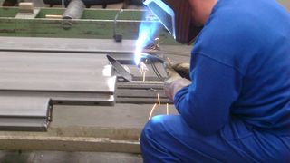 Mit der Integration der Metallbau Nick GmbH bietet Pfenning Logistics seinen Kunden einen Mehrwert. Bisher fremd vergebene Teilbereich der Stahlbearbeitung können so künftig in Eigenleistung erbracht werden. Bild: Pfenning Logistics (Archiv: Vogel Business Media)