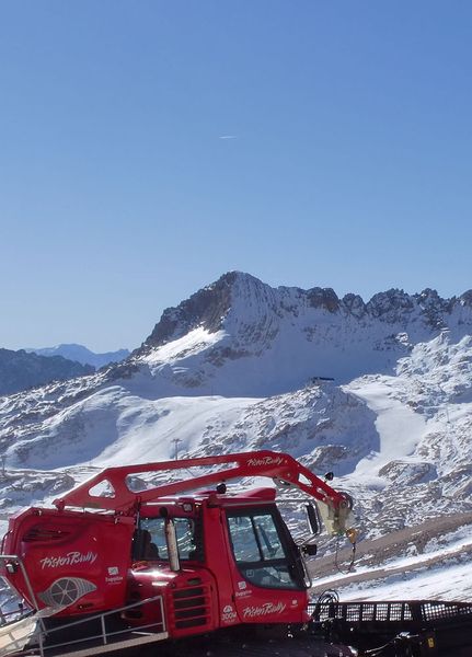Der neue Sessellift ersetzt die alte Doppelschleppftliftanlage auf der Zugspitze und wird von Ormazabals Mittelspannungsschaltanlagen zuverlässig mit Energie versorgt. Smart Grid im Skigebiet ist durch die Datenerfassung mittels ComPass B möglich. (Bild: Ormazabal)