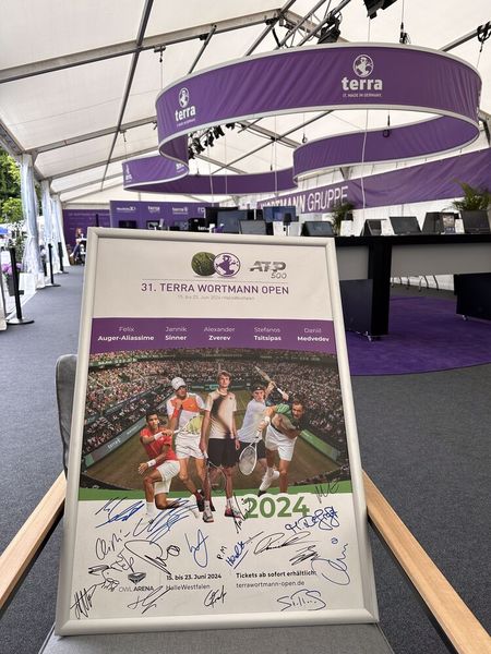 Das Plakat mit den Unterschriften wird versteigert. (Bild: Vogel IT-Medien)