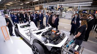Volkswagen-Chef Herbert Diess (3. v.l.) beim Besuch im Seat-Werk im spanischen Martorell am 5. März. (Bild: Seat)