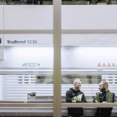 Robert Bloos und Fertigungsleiter Manuel Vorbrugg begutachten die neue Trumpf-Maschine.  (Bild: Trumpf)