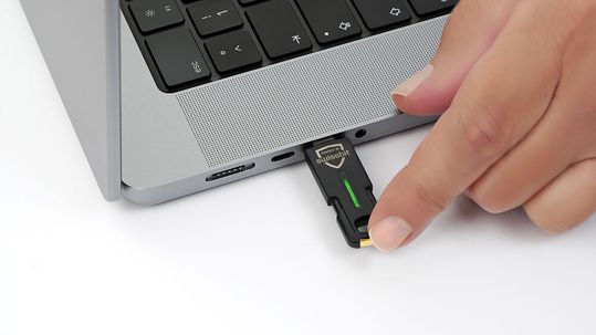 Der iShield Key 2 verbindet phishing-resistente FIDO2-Authentifizierung mit Physical Access Control – gefertigt im Swissbit-Werk in Berlin, Made in Germany. (Bild:  Swissbit)