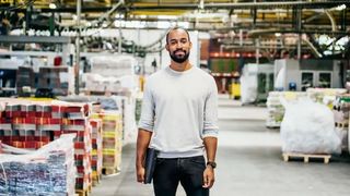 Ein schwarzes Label an der „PRObasics“-Arbeitskleidung von CWS zeigt an, dass das Material aus fair produzierter und gehandelter Baumwolle stammt. (Bild: CWS)