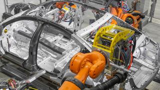 Bei BMW in Dingolfing gelingt der Karosseriebau mit CFK, höchstfestem Stahl und Aluminium durch den Einsatz diverser Klebeverfahren sowie Nieten oder gewindeformende Schrauben in Kombination mit Kollege Roboter. Hier sieht man die Montage diverser Komponenten an einem 7er-Karosseriegerippe im CFK-Stahl-Aluminium-Mix. (BMW)