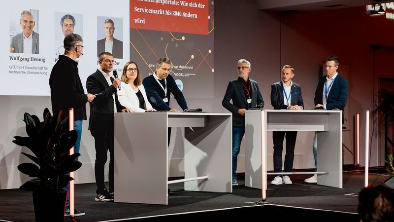 Einen Ausblick auf die Trends, die den Servicemarkt bis 2040 prägen werden, wagten im Rahmen einer Podiumsdiskussion unter Moderation von Jan Rosenow (»kfz-betrieb«) folgende Experten: Jens Kowald (Head of Sales Service, Aumovio Aftermarket), Christine Stutz (Director Commercial Excellence, LKQ DACH), Philipp Haac (CEO, Repareo), Wolfgang Hennig (Key Account Manager, GTÜ), Andreas Grasser (Leitung Division Auto, Würth) und Yannick Stern (Betriebsleiter, Carbon) (v.l.n.r.). (Bild: Stefan Bausewein)