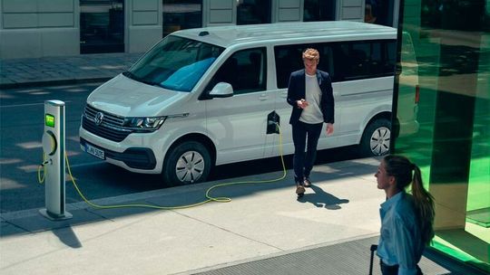 Transporter und Caravelle werden in der E-Version aktuell von ABT umgerüstet.(Bild:  VW)
