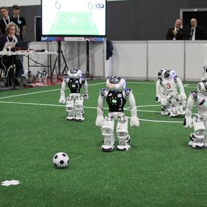 Ballgewinn für den B-Human-Roboter und die Chance auf ein Torschuss vom Mittelfeld.