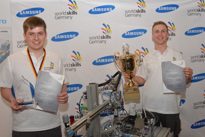Deutsche Meister 2015 bei den Mechatronikern wurden die beiden 19jährigen Rafael Frank (Bild links) und Micha Purucker (Festo AG & Co. KG) aus Esslingen/Baden-Württemberg. Sie lösten in ihrem Skill das WM-Ticket zu den WorldSkills 2015 Sao Paulo/Brasilien. (Bild: World Skills)