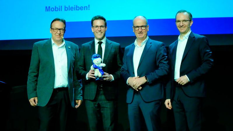 Schätzen ihren Austausch (v. l.): Obermeister Thorsten Treiber; Manuel Hagel, CDU-Fraktionsvorsitzender Baden-Württemberg; Christian Reher, Geschäftsführer Innung Region Stuttgart; und Frank Schnierle, stellvertretender Obermeister der Stuttgarter.(Bild:  Zietz - VCG)