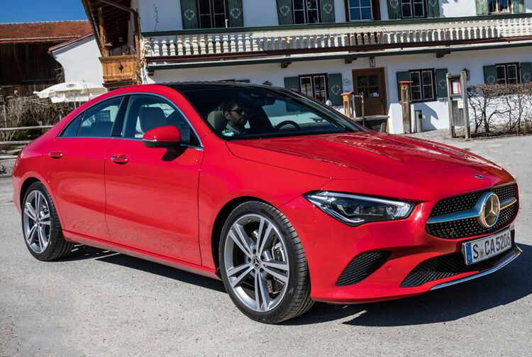 Die Haube des neuen CLA schmücken dynamisch ausgeprägte Falze. (Mercedes)
