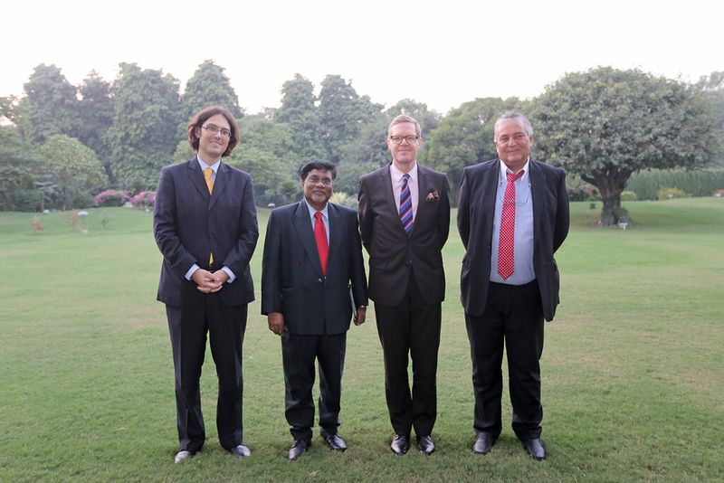 In der Schweizer Botschaft in Indien (v. l. n. r.): Siamak Rouhani, Leiter des Wirtschaftsressorts; K. Shanker, Geschäftsführer der Schaublin-Niederlassung in Indien; Dr. Linus von Castelmür, Schweizer Botschafter, und Schaublin-Geschäftsführer Rolf Muster. (Anne Richter, SMM)
