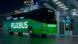 Im Projekt HyFleet wollen namhafte Unternehmen Brennstoffzellenantriebe unter anderem für Reisebusse entwickeln. (ZF/ Freudenberg/ Flixbus/ Atmosfair)
