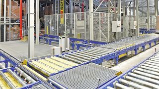 Blick auf die HRL-Vorzone mit Auslagerebene auf Bodenniveau: Bis zu 120 Paletten können über die vier Gassen pro Stunde ausgelagert werden. (Bild: SSI Schäfer)