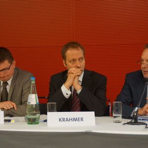„Eine zentrale Zulassung von Medizinprodukten bringt nicht mehr Patientensicherheit und wird deshalb von der Europäischen Kommission, der Mehrheit des Europäischen Parlements, dem Bundesgesundheitsministerium und dem BVMed abgelehnt.“ Thomas Ilka, Holger Krahmer und Joachim M. Schmitt (von links)