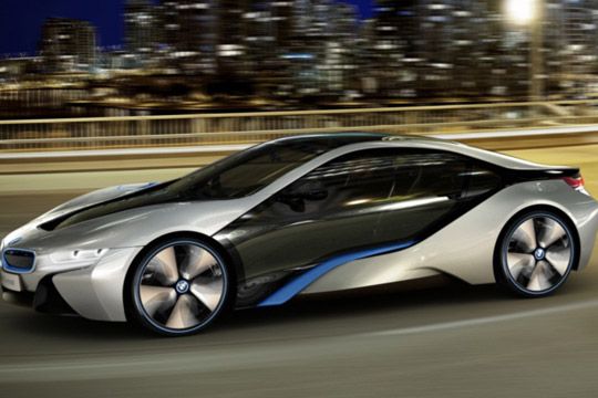 ...bringt auch gleich seinen großen Bruder in Form des Hybrid-Sportwagens i8 mit. (Archiv: Vogel Business Media)