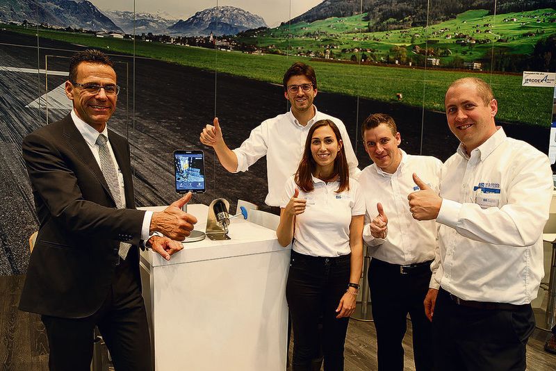 Freuen sich über Platz 1 des Prodex-Awards, v.l.n.r.: Peter Elmer (CEO), David Stucki (Leiter Marketing), Limor Hendel (Marketing Assistant), Stefan Appenzeller (Leiter Produktemanagement), Daniel Stadelmann (Technischer Berater) (SMM)