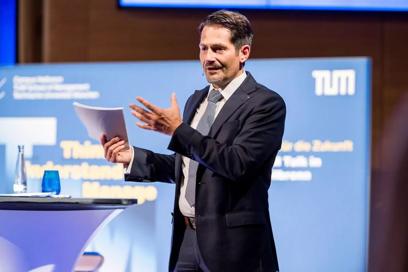 Never waste a crisis! Prof. Dr. Thomas F. Hofmann, Präsident der Technischen Universität München, appelierte im Rahmen des TUM Talk in Heilbronn: „Man muss den unternehmerischen Mut nutzen, um transformative Geschäftsmodelle auszuprobieren!“