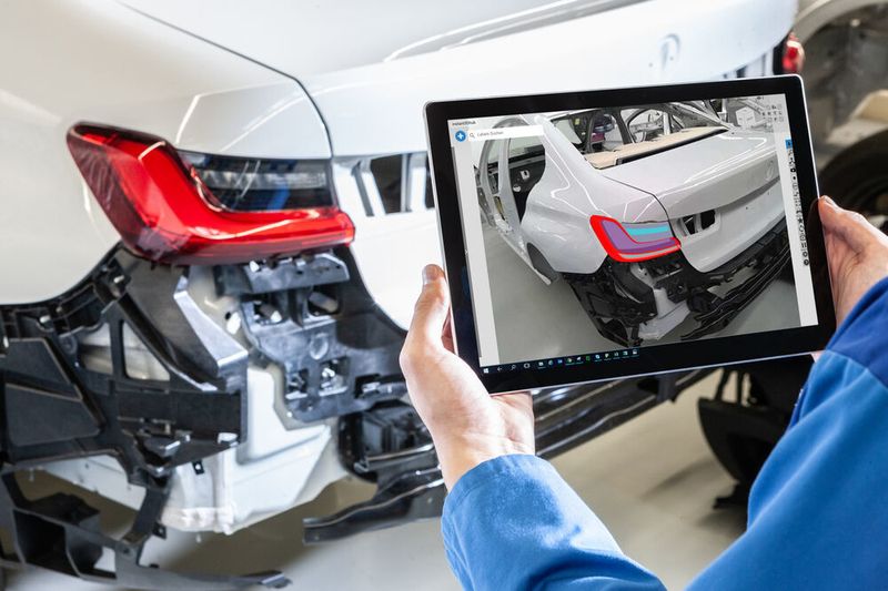 Außerdem setzt BMW die Technik bei der Kontrolle von Vorserienfahrzeugen ein: Sind die Rückleuchten korrekt montiert und passt ihre Lage? (BMW)