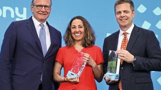 Pardis Sabeti (mitte) von der Harvard University und James E. Crowe (rechts) vom Vanderbilt Vaccine Center in Nashville haben den Future Insight Prize 2019 von Merck-CEO Stefan Oschmann erhalten. (Lichtbildatelier Eva Speith)