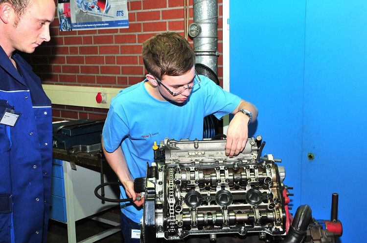 Marvin Dose aus Rheinland-Pfalz ergründet, warum der Motor nach einem Zahnriemenwechsel keine Leistung mehr hat. Der Fehlerspeicher sagt ihm, dass das Signal des Nockenwellensensors unplausibel ist. (Foto: Schmidt)