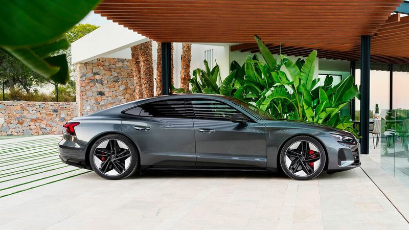 Bis zu 488 Kilometer weit fährt der Audi mit einer Akku-Füllung theoretisch. (Audi)