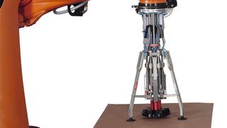 Im multifunktionalen Langarmgreifer bewegen sich die Werkzeuge und das Gestänge über Linearbuchsen der Serie Drylin R von Igus, die einen schmiermittelfreien und somit wartungsfreien Trockenlauf ermöglichen. (Bild: Igus)