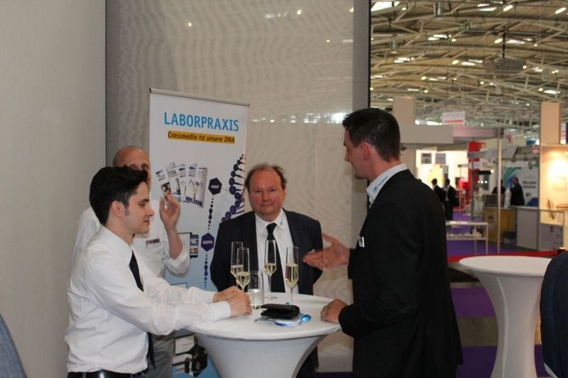 Vor der Award-Verleihung stand noch ein gemütliche Get-together auf dem Programm.Impressionen vom Application Award der LABORPRAXIS zur Analytica 2016 in den Kategorien Lebensmittelanalytik, Labortechnik sowie Bio- und Pharmaanalytik. (Bild: LABORPRAXIS)