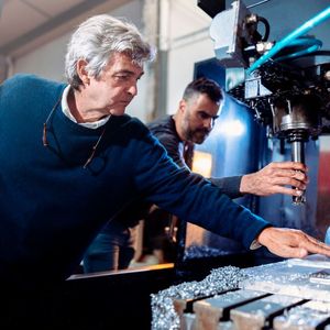 „Wir fertigen alle Teile selbst, von denen wir glauben, dass sie besser funktionieren als die Komponenten, die wir auf dem Markt finden können“, betont Sergio Bayarri (im Vordergrund), CEO und Gründer der Sbay Motor Company. Hir an der Fräsmaschine mit Ceratizit-Werkzeug.(Bild:  Ceratizit)