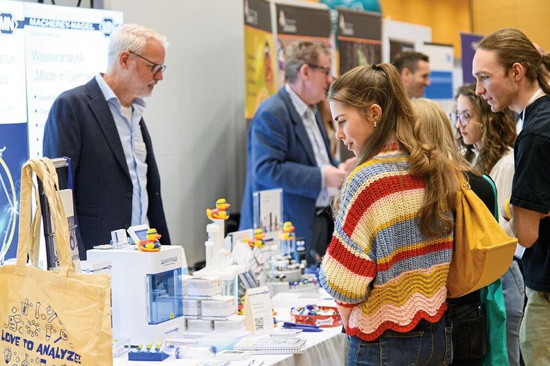 Nachmittags ist übrigens die beste Zeit, um Gespräche zu führen. Da sind die ersten Besucher schon wieder auf dem Rückweg, und die Ausstellung ist etwas ruhiger.   Mehr Infos zu den kommenden LAB-SUPPLY-Messen finden Sie auf www.lab-supply.info (Bild: Stefan Stark)