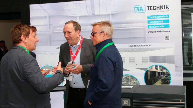 Am Stand von TLA-Technik erläuterten Bernd Hofmann (rechts) und Markus Philipp (Mitte) ihre Produkte rund um die Lackierwerkstatt. (Bild: Klasing)
